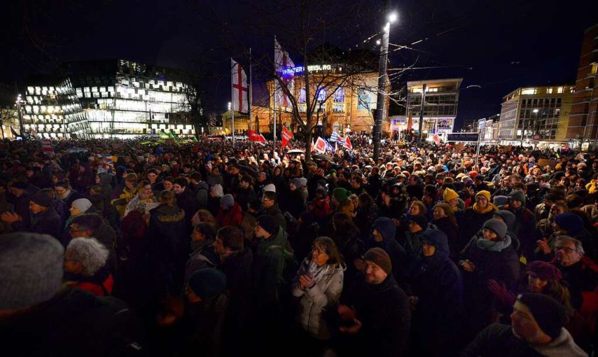 Der Platz der Alten Synagoge war am Mittwochabend übervoll von Demonstrierenden.  | Foto: Ingo Schneider
