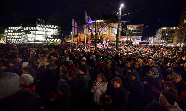 Der Platz der Alten Synagoge war am Mittwochabend bervoll von Demonstrierenden.  | Foto: Ingo Schneider