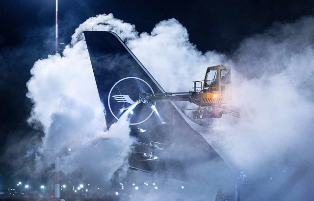 Diese Maschine konnte noch enteist werden in Frankfurt.  | Foto: Boris Roessler (dpa)