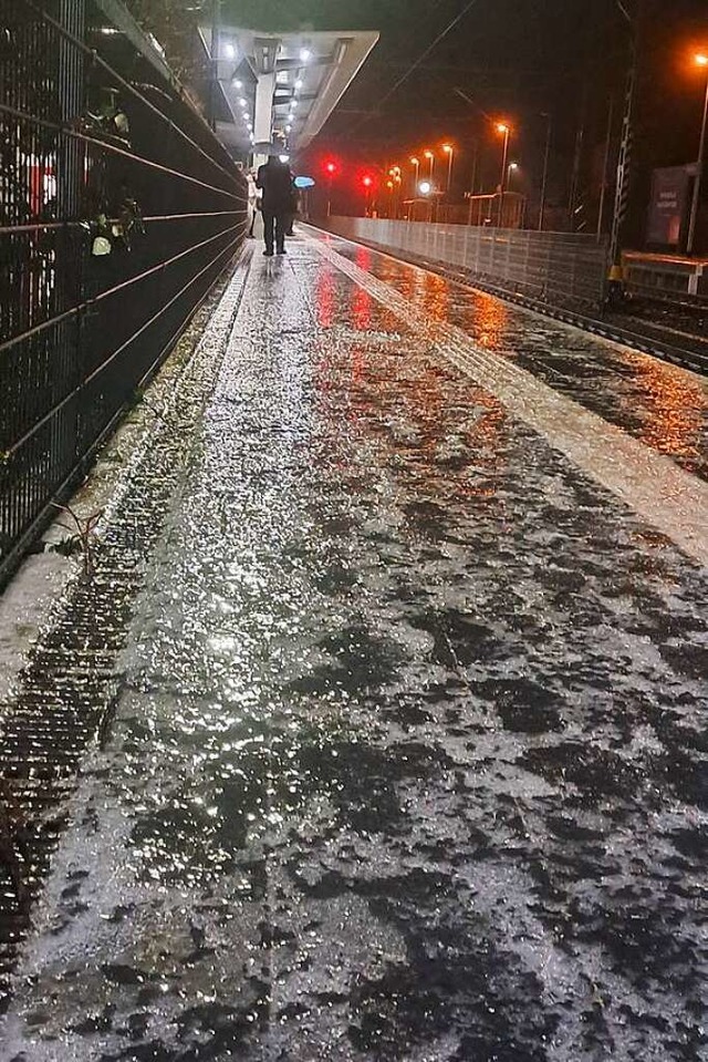 Vielerorts wie hier am Waldkircher Bahnhof war es spiegelglatt.  | Foto: Franziska Kleintges