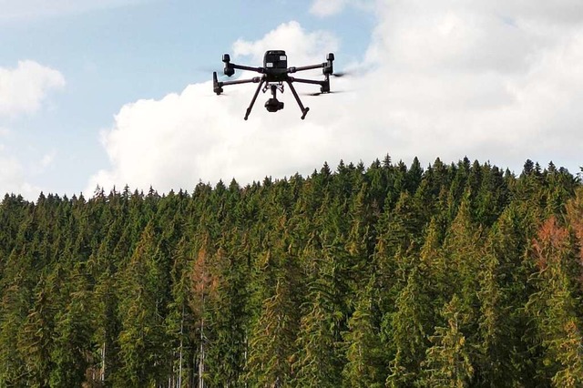 Auftrag Digitalisierung: Drohne ber dem Wald.  | Foto: Thomas Purfrst