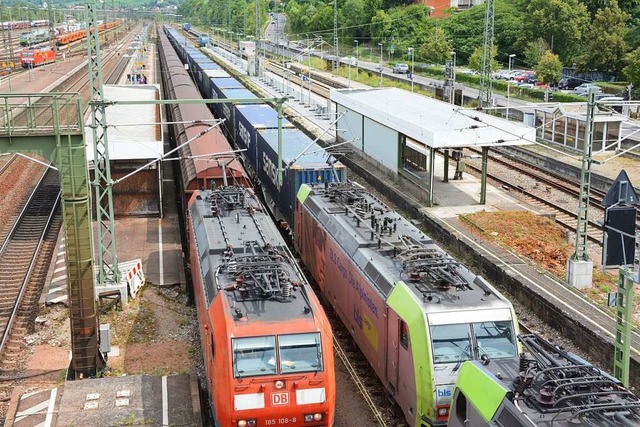 Das wird es knftig nicht mehr geben: ...stellt und warten auf die Weiterfahrt.  | Foto: Hannes Lauber