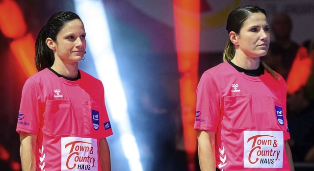 Die Schiedsrichterinnen Maike Merz (links) und  Tanja Kuttler   | Foto: Marco Wolf (dpa)