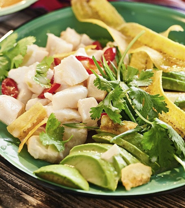 Kabeljau-Ceviche mit Avocado und Bananenchips  | Foto: dpa / Deutsche See GmbH