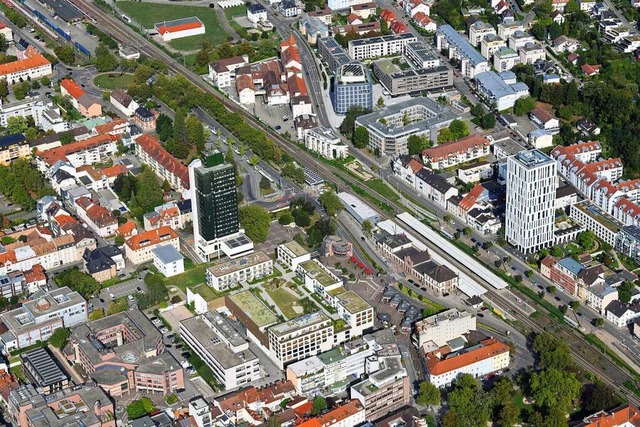 Das Lrracher Rathaus ist eingebettet ...das Verwaltungszentrum der Kreisstadt.  | Foto: Erich Meyer