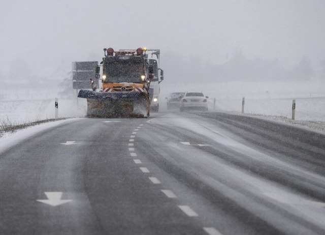 Schnee und Gltte sorgten auch am Donnerstag mancherorts fr Chaos.  | Foto: Marijan Murat (dpa)