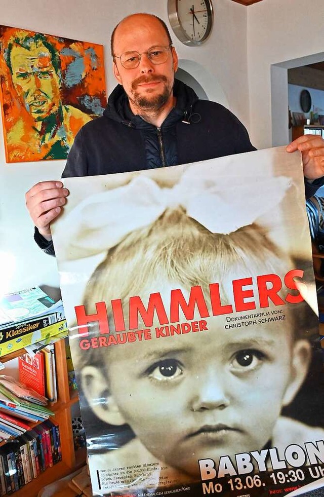 Christoph Schwarz mit dem Filmplakat  | Foto: Michael Bamberger