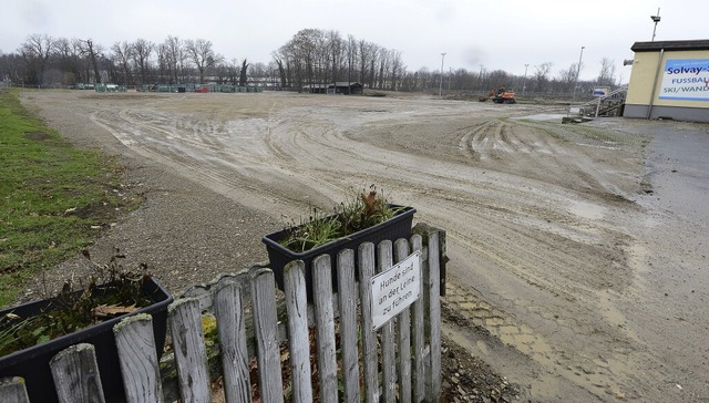 Die Fuballpltze des SV Solvay sind w...en hier Industriebetriebe produzieren.  | Foto: Ingo Schneider