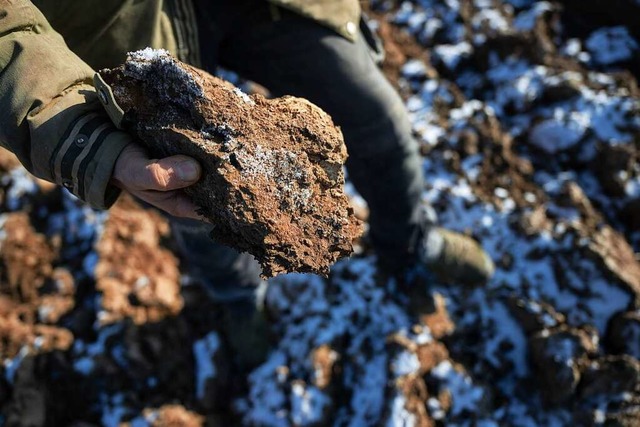 Regen und Schnee sind ein Segen fr die ausgetrockneten Bden.  | Foto: Marijan Murat (dpa)