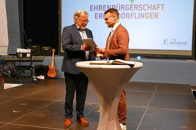 Ernst Drflinger (links) erhlt die Ur...uried von Brgermeister Tobias Uhrich.  | Foto: Ulrike Derndinger