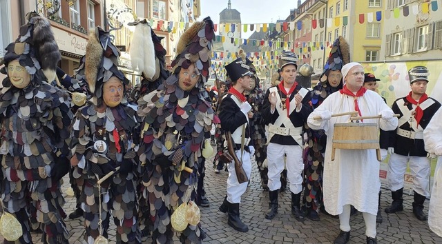 Die Narro-Zunft weckt am Schmutzige Dunschdig ab 5 Uhr die Bevlkerung.  | Foto:  Schlichter, Juliane