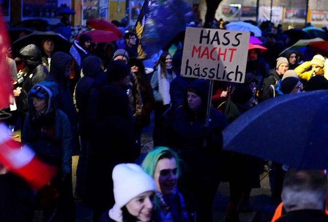 Am Mittwoche haben Tausende in Freiburg gegen Rechts demonstriert.  | Foto: Ingo Schneider