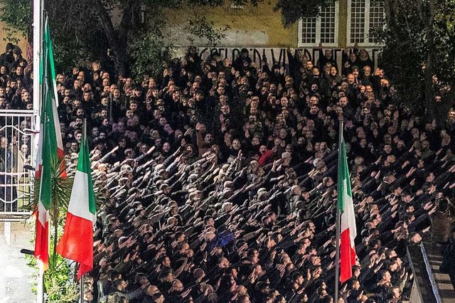 Menschen heben am 7. Januar  ihre Arme...n erschossen, ein dritter starb spter  | Foto: Francesco Benvenuti