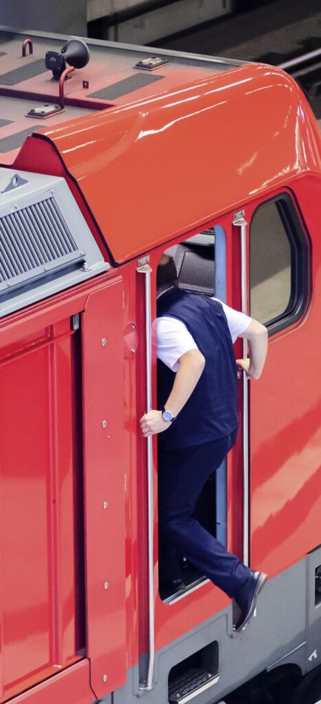 Ein Lokfhrer steigt in den Fhrerstand.   | Foto: Christoph Soeder (dpa)