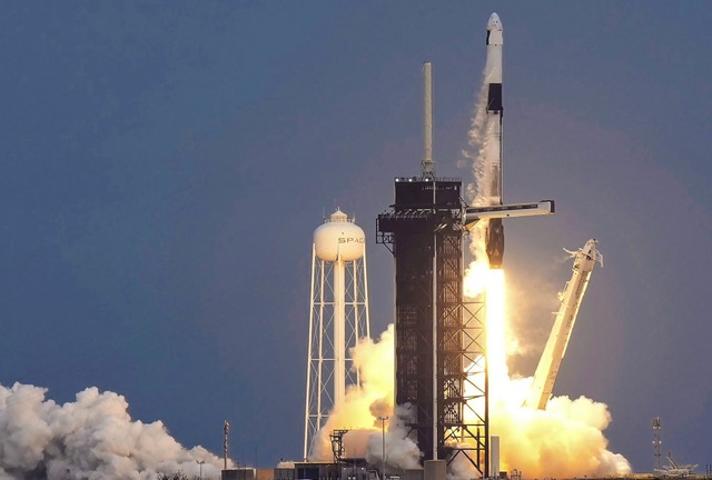 Eine SpaceX-Falcon 9-Rakete hebt vom K...Center in Cape Canaveral, Florida, ab.  | Foto: Chris O'Meara (dpa)