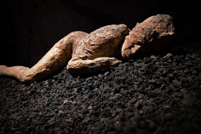Ein Abguss eines Opfers des Vulkanausb...denken an lose Steine aus Pompeji mit.  | Foto: Friso Gentsch