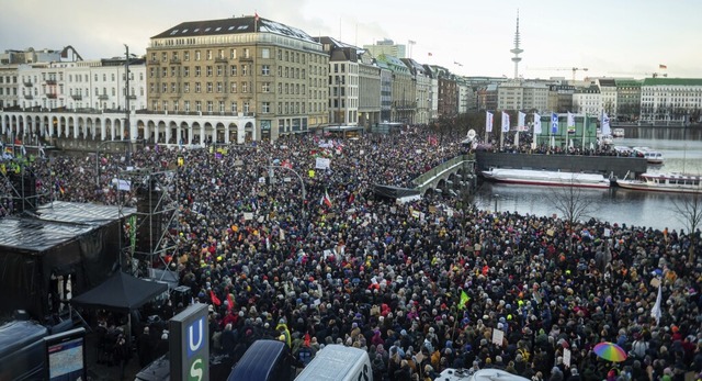 Der Jungfernstieg an der Binnenalster ...eiche waren mit Demonstranten gefllt.  | Foto: Jonas Walzberg (dpa)