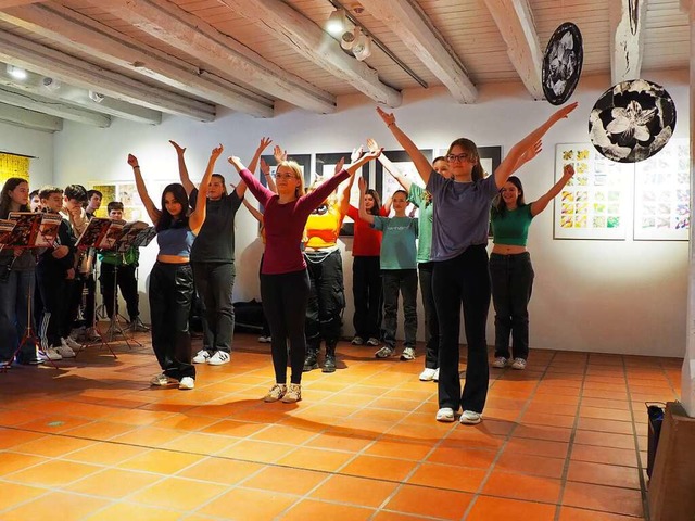 Tanz als serielle Bewegungskunst: Elft...en die passende Performance zum Thema.  | Foto: Herbert Frey