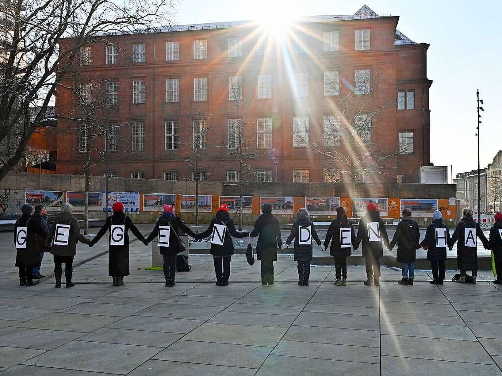 Tausende Menschen sind am Samstag in Freiburg gegen Rechtsextremismus auf die Strae gegangen.