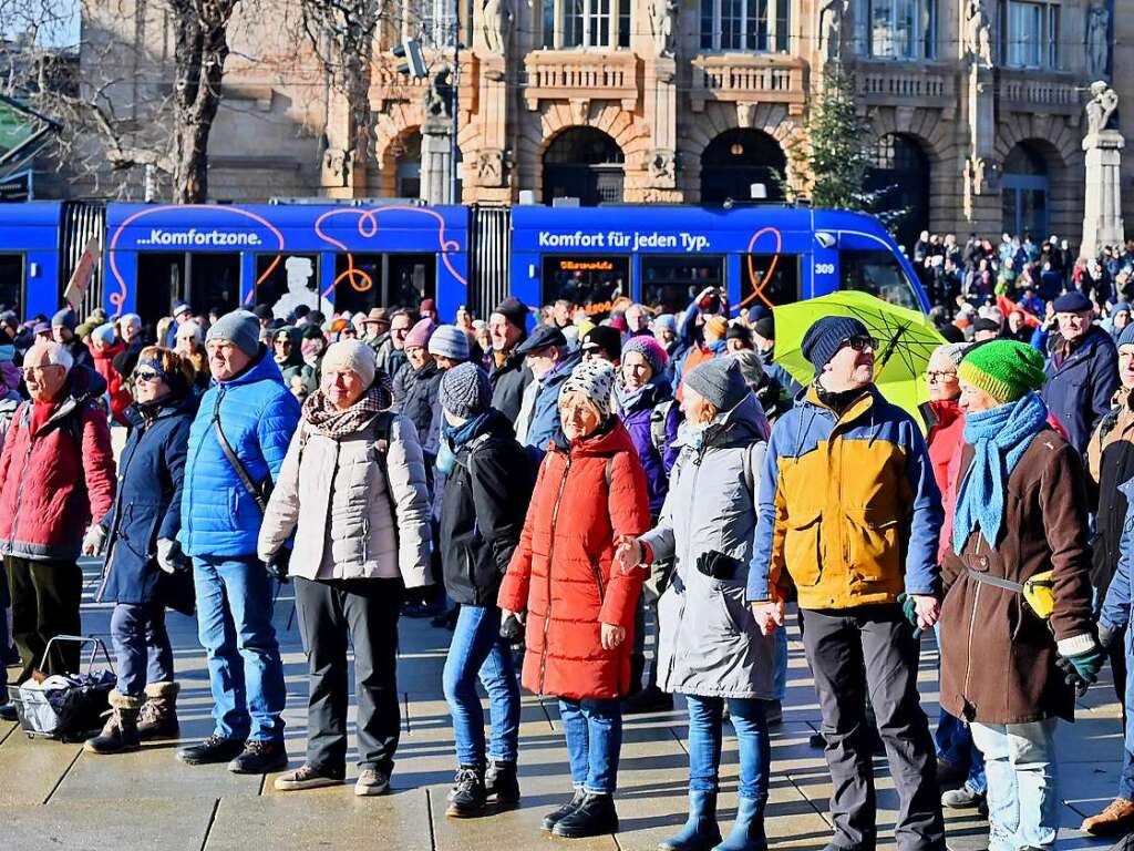 Tausende Menschen sind am Samstag in Freiburg gegen Rechtsextremismus auf die Strae gegangen.