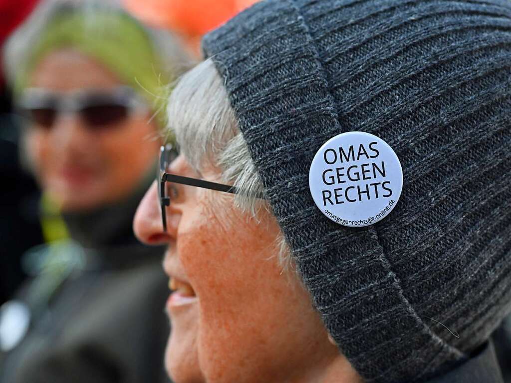 Tausende Menschen sind am Samstag in Freiburg gegen Rechtsextremismus auf die Strae gegangen.