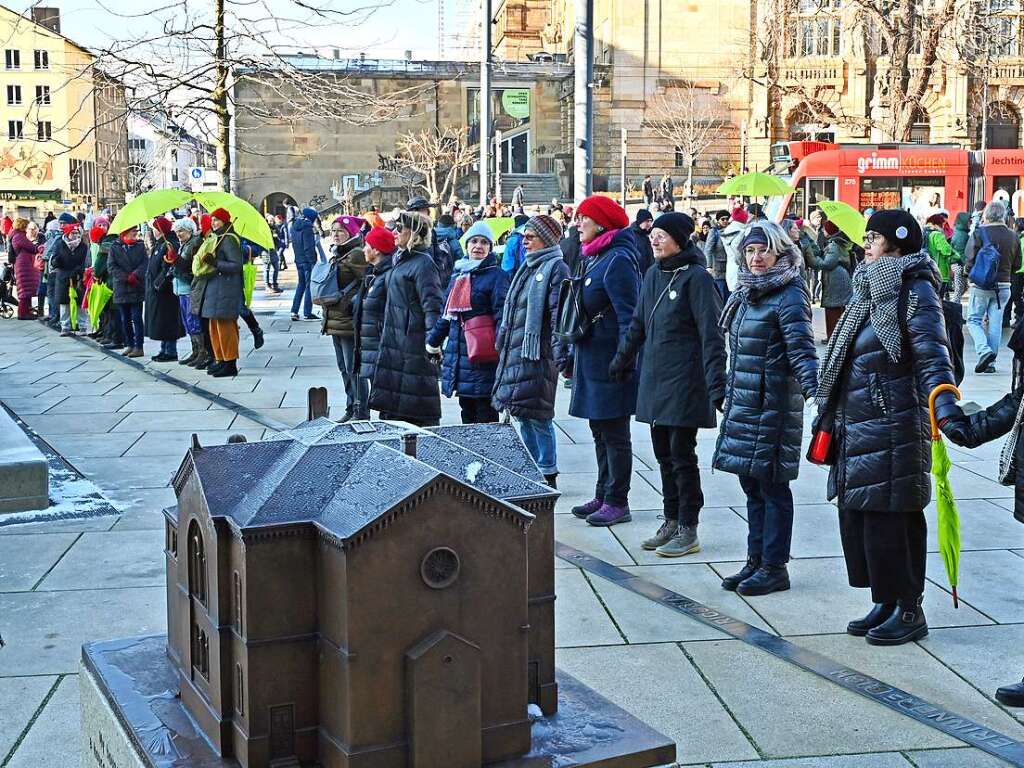 Tausende Menschen sind am Samstag in Freiburg gegen Rechtsextremismus auf die Strae gegangen.