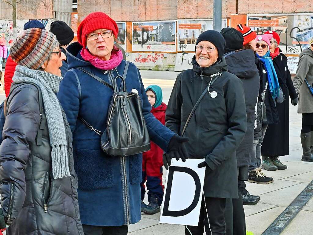 Tausende Menschen sind am Samstag in Freiburg gegen Rechtsextremismus auf die Strae gegangen.