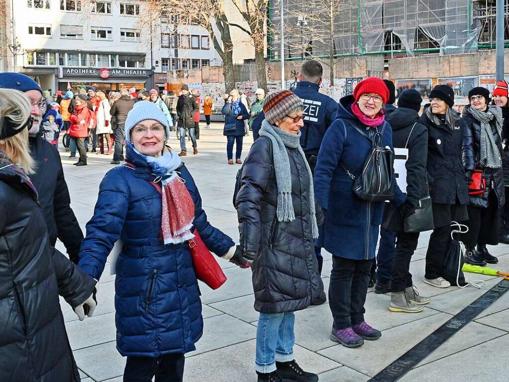 Tausende Menschen sind am Samstag in Freiburg gegen Rechtsextremismus auf die Strae gegangen.