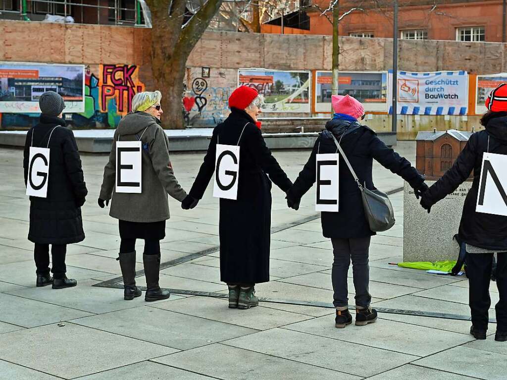 Tausende Menschen sind am Samstag in Freiburg gegen Rechtsextremismus auf die Strae gegangen.