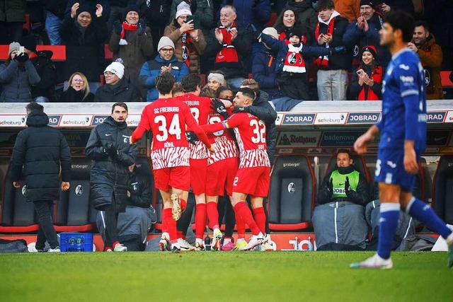 Spieler des SC Freiburg bejubeln nach ...cheidung  ihr Tor zum 1:0 durch Hler.  | Foto: Philipp von Ditfurth (dpa)