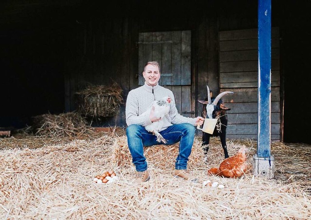 Adrian Hofmann mit dreien der insgesamt rund 60 Tiere auf seinem Hof  | Foto: Bertold Obergfll