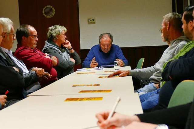 Paul Renz (Mitte) sprach bei der Veran...ung ber die Arbeit im Ortschaftsrat.   | Foto: Sebastian Kurtenacker