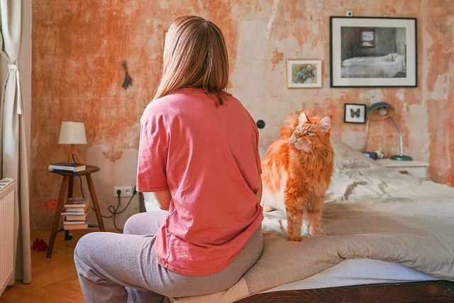 Thea Siemes (Name gendert) sitzt auf ...ihre Katze wichtiger denn je fr sie.   | Foto: Anja Lehmann
