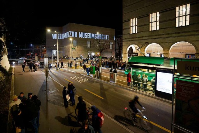 Die Basler Museumsnacht zog wieder Zeh... Besucher an, trotz Minustemperaturen.  | Foto: Flavia Schaub