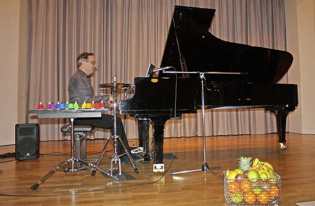 Pianist Elmar Schrammel am Flgel in d...nt fr die Komposition von Carla Bley   | Foto: Hildegard Karig