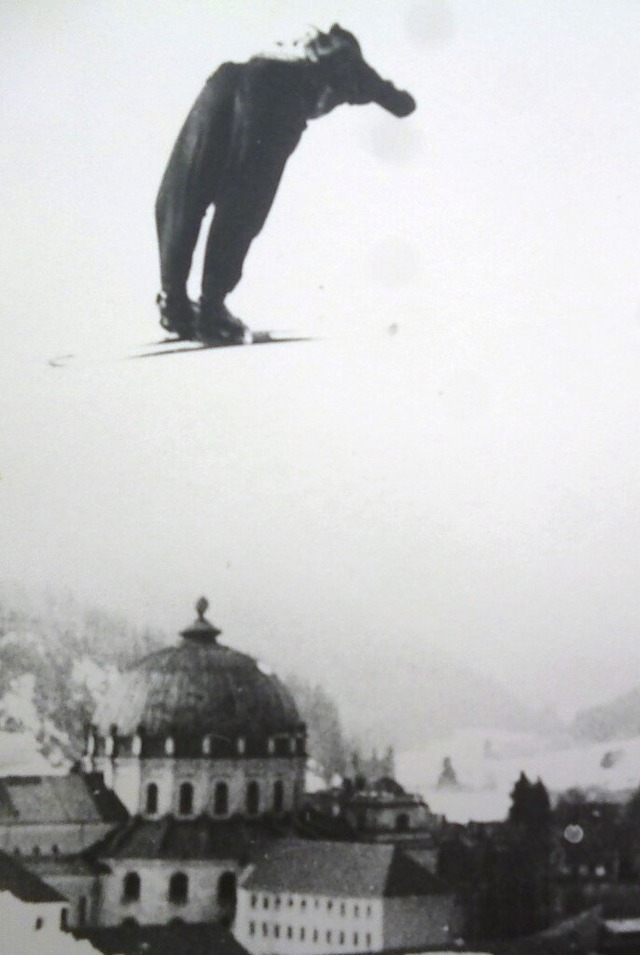 Ein Skispringer springt von der Ernst-Baader-Schanze in St. Blasien.  | Foto: Thomas Mutter