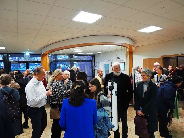 Die geschwungene, verglaste Empfangsth... im Foyer des Hauses der Volksbildung.  | Foto: Herbert Frey