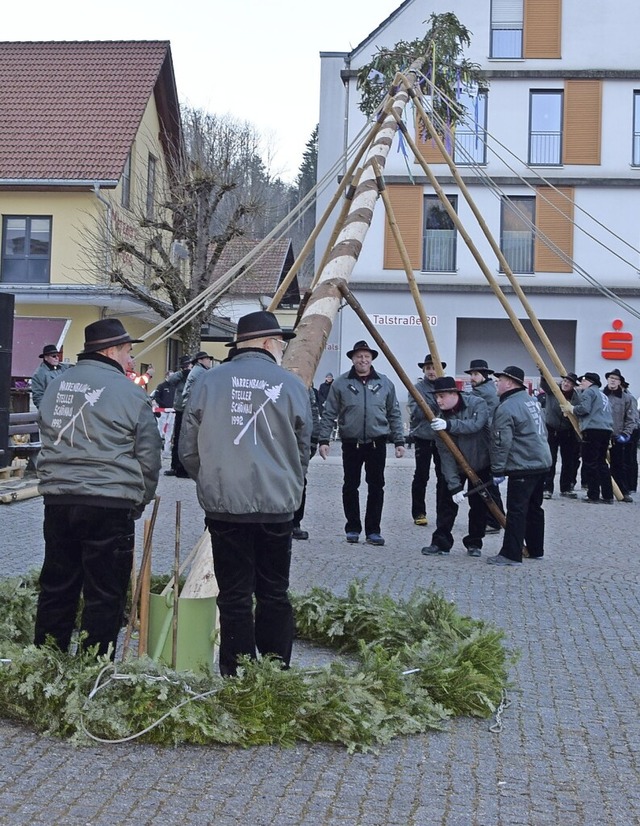 29 Baumsteller  stemmten die Fichte in knapp einer Stunde in die Hhe.  | Foto: Ulrike Jger