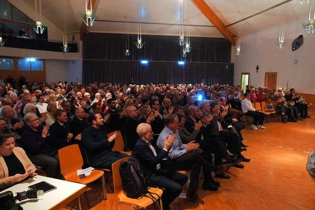 Besonders viel Applaus im proppenvolle...8217;s fr den Musikverein Eggenertal.  | Foto: Martin Pfefferle