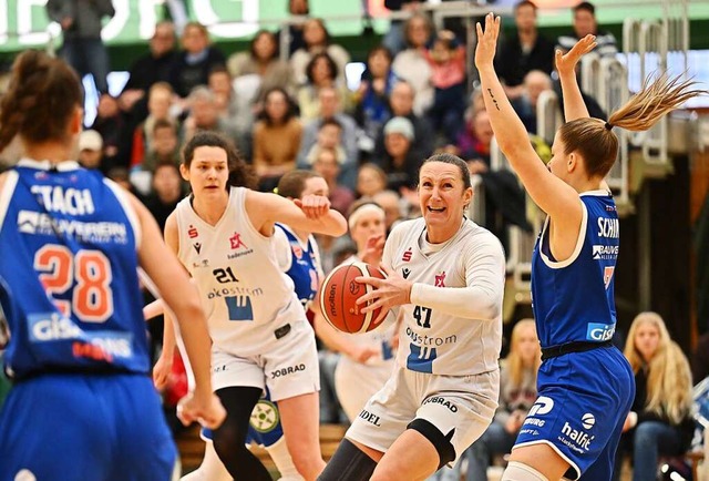 Mirna Paunovic (am Ball) tat sich beso...dennoch flinke Verteidigung von Halle.  | Foto: Achim Keller