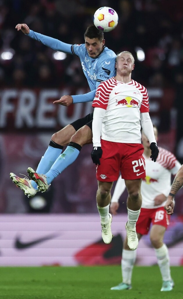 Der Leverkusener  Patrik Schick (oben) mit Xaver Schlager im Kopfballduell  | Foto: Jan Woitas (dpa)