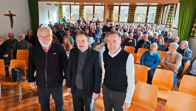 Pfarrgemeinderatsvorsitzender Adolf Ro...ng im Pfarrsaal in Schnau (von links)  | Foto: Gerald Nill
