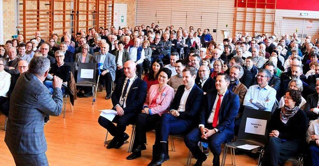 Helmut Dold (links vorne) moderierte durch den gut besuchten Neujahrsempfang.  | Foto: Heidi Fel