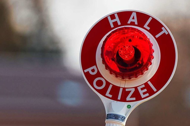 Die Polizei stoppte einen 87-jhrigen ...uballplatz in Kleinkems. (Symbolfoto)  | Foto: Soeren Stache (dpa)