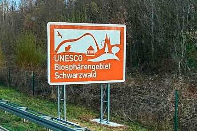 Eine Tafel an der Autobahn 98 weist auf das Biosphrengebiet Schwarzwald hin.  | Foto: Biosphrengebiet Schwarzwald