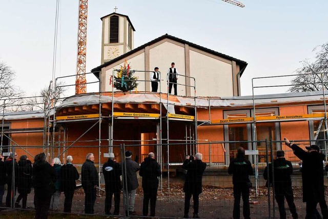 Zimmermannsgeselle Benedikt Streich h...um die Christuskirche schreiten voran.  | Foto: Thomas Loisl Mink