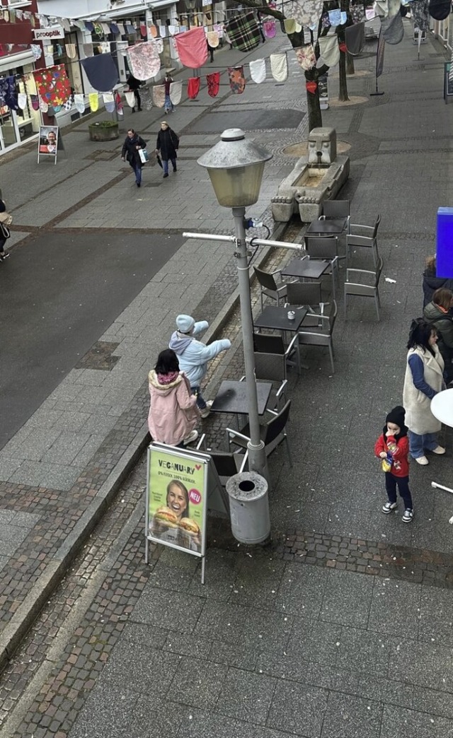 Der Steinriese samt &#8222;Bchle&#8220; in der Steinstrae.   | Foto: Helmut Seller