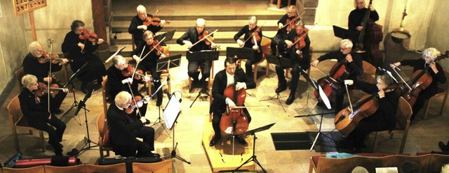 Fast auf Tuchfhlung zum Publikum sae...Orchester in der evangelischen Kirche.  | Foto: Rolf Reimann