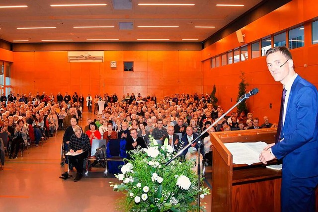 Brgermeister Raphael Walz hlt seine ...der vollbesetzten Turn- und Festhalle.  | Foto: Andrea Steinhart