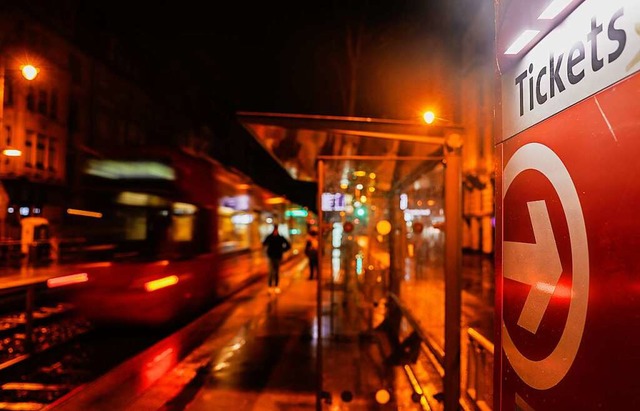 Eine Straenbahn fhrt ein.  | Foto: Oliver Berg (dpa)